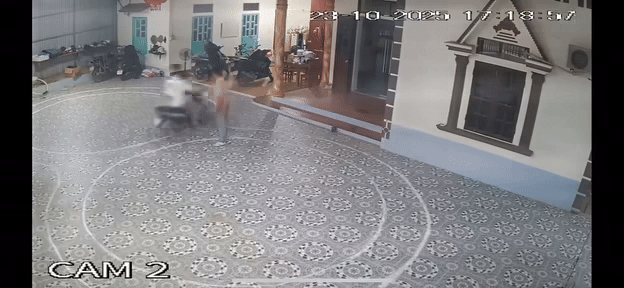 Bố mẹ không chỉ vẽ vòng số 8 trong sân cho con luyện tập mà còn tận tình chỉ dạy và dõi theo con. Ảnh cắt từ clip