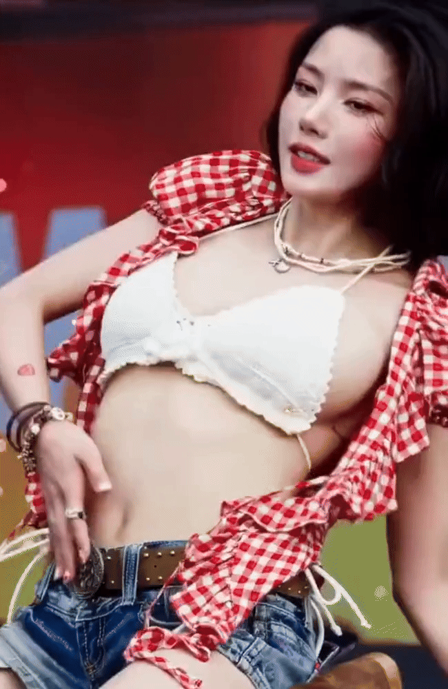 Nữ ca sĩ từng 'gây bão' vì diện bikini biểu diễn cực nóng bỏng, tháng sau sẽ đến Việt Nam Ảnh 1