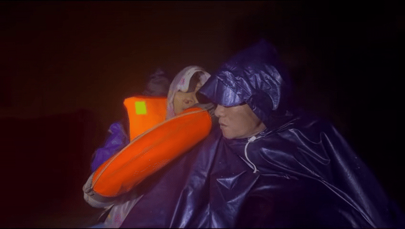 Cán bộ Công an vừa động viên người phụ nữ, vừa khẩn trương đưa chị này đến bệnh viện kịp thời.