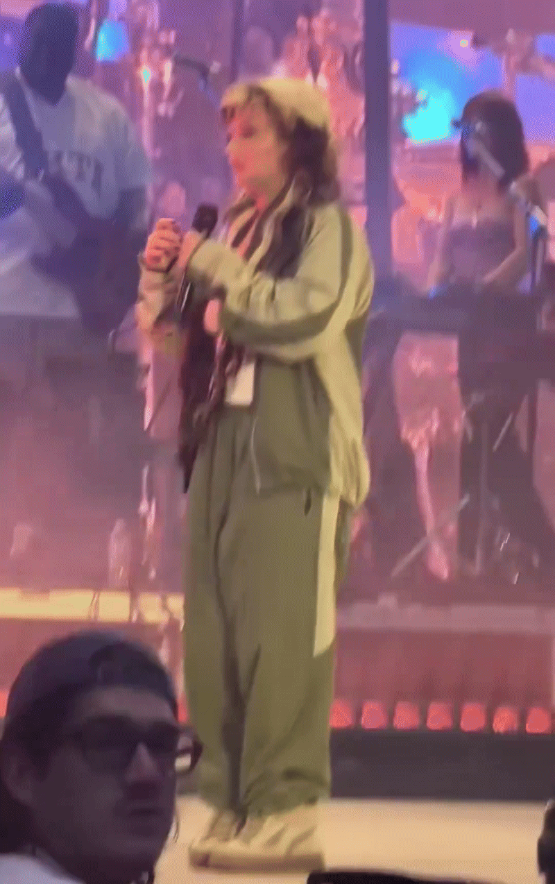 Nữ ca sĩ người Anh Lola Young đang trình diễn thì bất ngờ mất thăng bằng, ngã ngửa ra phía sau và bất tỉnh. (Nguồn: AusMini)