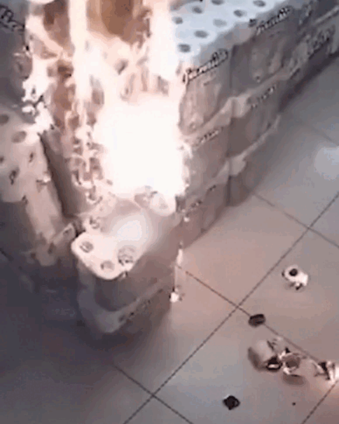 Hành động của cậu bé khiến chồng giấy ăn bắt lửa và bốc khói nghi ngút. (Nguồn: @crusty.left.sock)