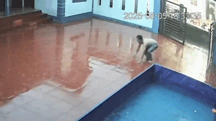 Nam thanh niên chạy 'mất người' khi thấy sấm sét. Ảnh cắt từ clip. (Nguồn: Lê Thanh Hằng)