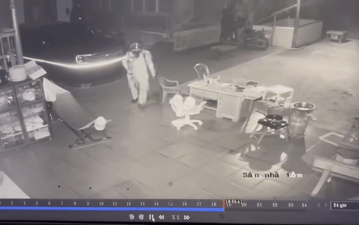 Thời điểm xảy ra vụ án có một người đàn ông đội mũ bảo hiểm trùm kín mặt và đeo khẩu trang xuất hiện trong sân nhà nạn nhân.