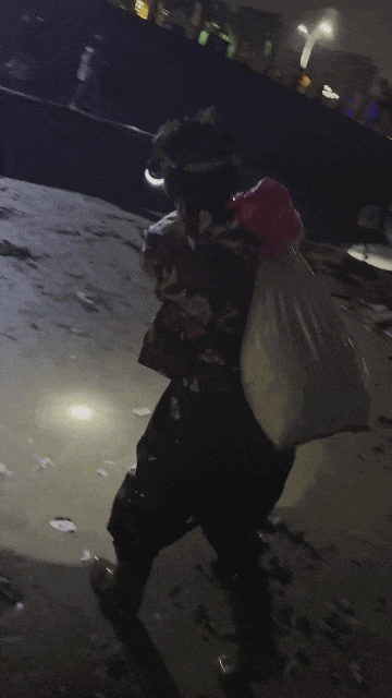 Sau bão lớn, người dân mang bao tải ra bãi biển bắt hải sản 'khủng' Ảnh 2