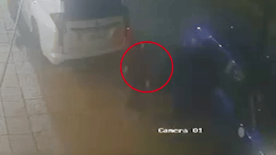 Chị H. bị H. tấn công khi chuẩn bị bước lên xe. Ảnh cắt từ clip