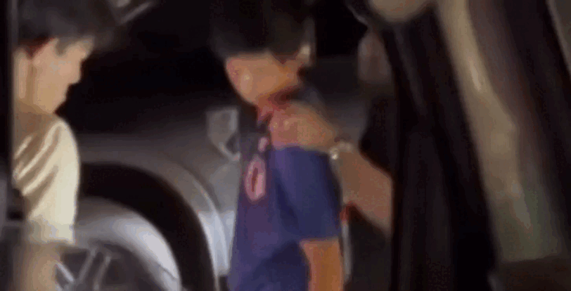 Tài xế xe bán tải hành hung tài xế xe tải sau khi va chạm giao thông. Ảnh cắt từ clip. (Nguồn: VietNamNet) 