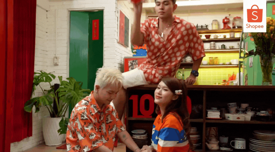 Những màn tiểu phẩm, pha tung hứng và những tình huống “dở khóc dở cười” được hé lộ trong trailer, đôi lúc khiến chính Jun Phạm cũng phải “bùng nổ” trước độ “chí chóe” của cặp chị em.