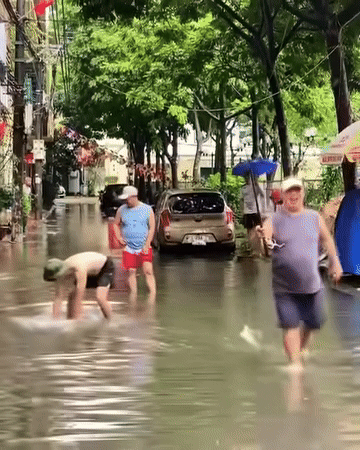 Người đàn ông câu được 2 con cá cùng lúc. Ảnh cắt từ clip/Nguồn: Phương Thảo