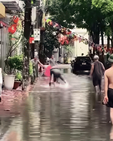 Người câu, người dùng rổ chụp cá rất nhộn nhịp. Ảnh cắt từ clip/Nguồn: Phương Thảo