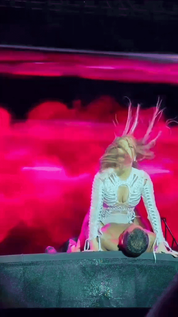 Nữ ca sĩ 55 tuổi gây sốc khi diễn vũ đạo 18+ với vũ công nam: 'Có gì mà cô ta không dám làm' Ảnh 3