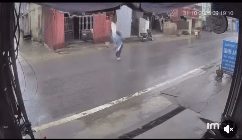 Đi bộ qua đường, người phụ nữ khiến cả cõi mạng phải hét lên khi xem lại camera Ảnh 1