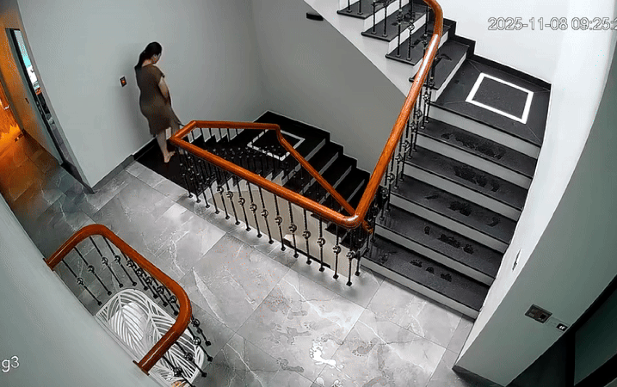 Cô gái trượt ngã cầu thang do thời tiết nồm ẩm. Ảnh cắt từ clip