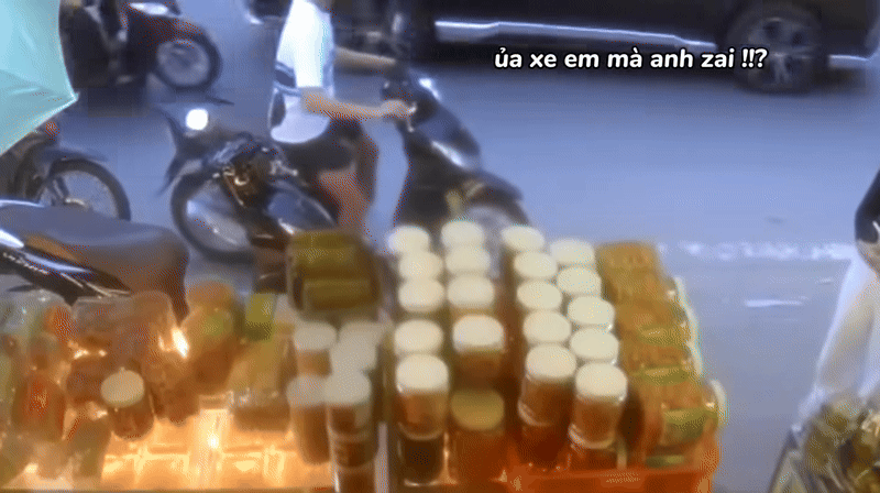 Nam thanh niên sau khi mua đồ đã đi nhầm xe của người khác. Hình ảnh này được camera an ninh ghi lại. 