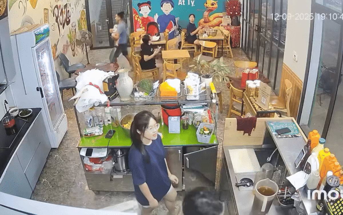 Ông bố vừa bế em bé rời đi cũng là lúc chiếc quạt trần rơi xuống đúng vị trí ông bố vừa ngồi. Ảnh cắt từ clip