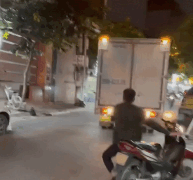 Khoảnh khắc xe tải lùi mất kiểm soát. Ảnh cắt từ clip. (Nguồn: Thị Hà)