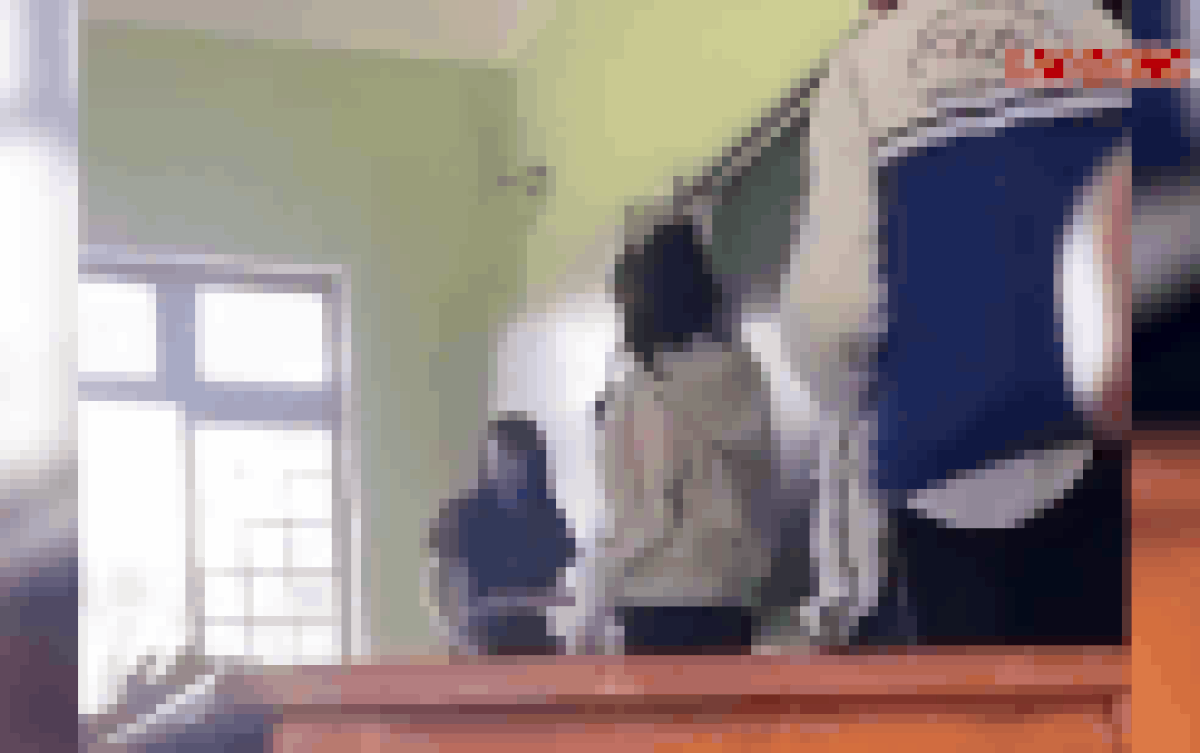 Khoảnh khắc cô giáo đánh liên tục vào tay học trò.