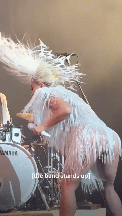 Nữ ca sĩ bất ngờ quay lưng về khán giả, để lộ hầu như toàn bộ vòng 3 ngay trên sân khấu. 