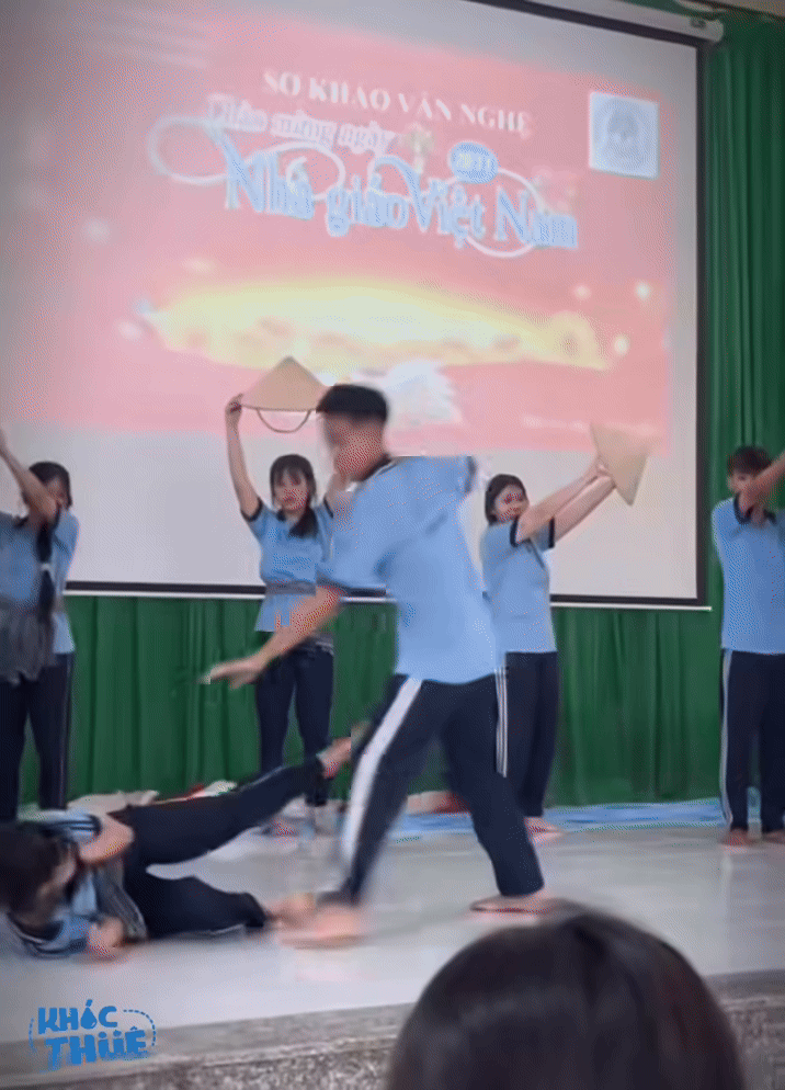 Clip: Diễn văn nghệ, nữ sinh khóc nức nở khi gặp sự cố bất ngờ Ảnh 1