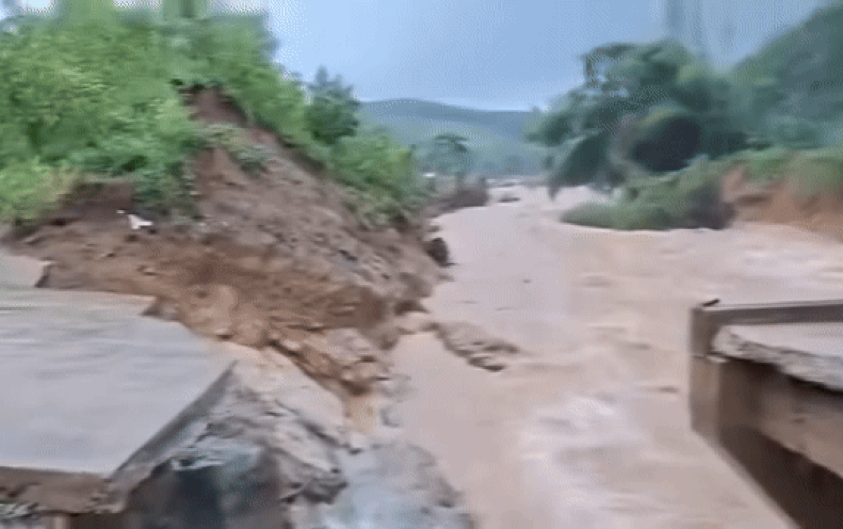 Một đoạn cầu Nước Bao bị lũ cuốn trôi. Ảnh cắt từ clip