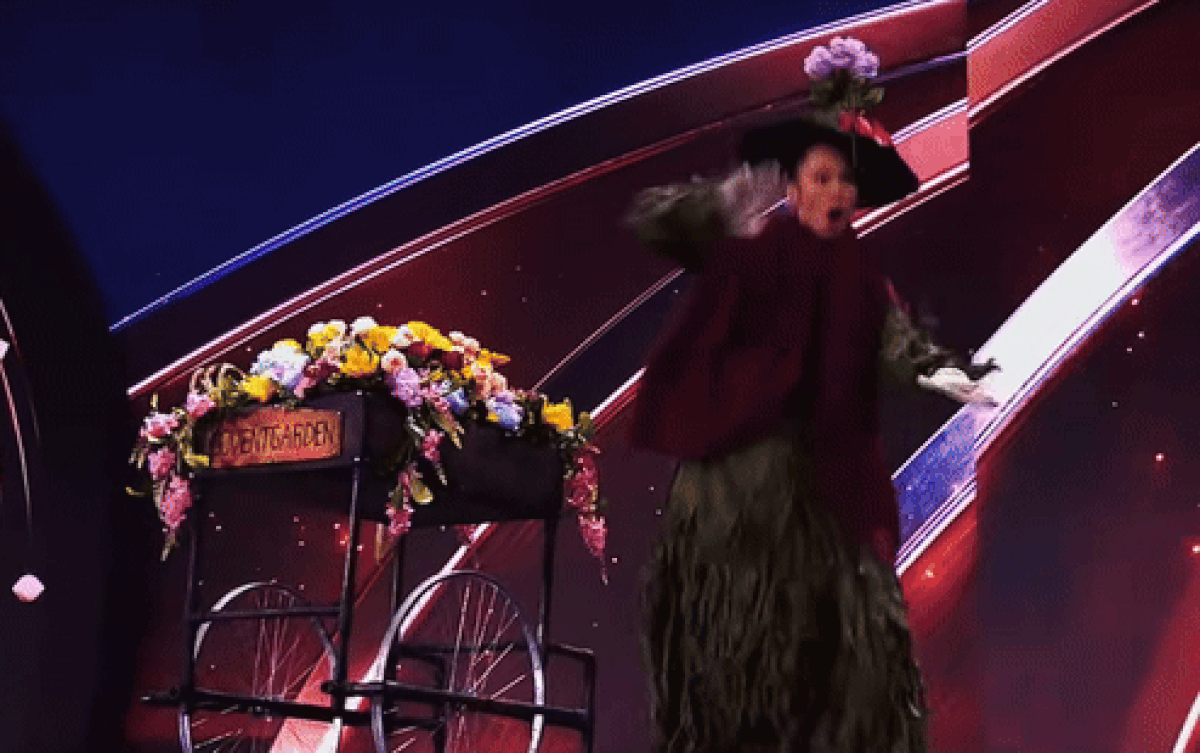 Người đẹp đến từ Great Britain gặp sự cố vấp té trong phần thi. 