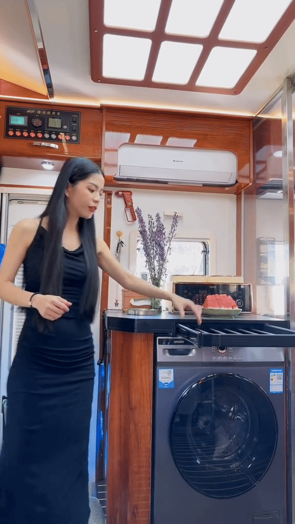 Nội thất tiện nghi bên trong xe cắm trại của Hằng Du Mục. Ảnh cắt từ clip