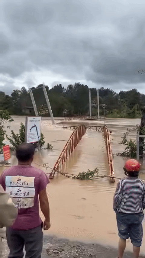 Khoảnh khắc cầu treo bị cuốn trôi.