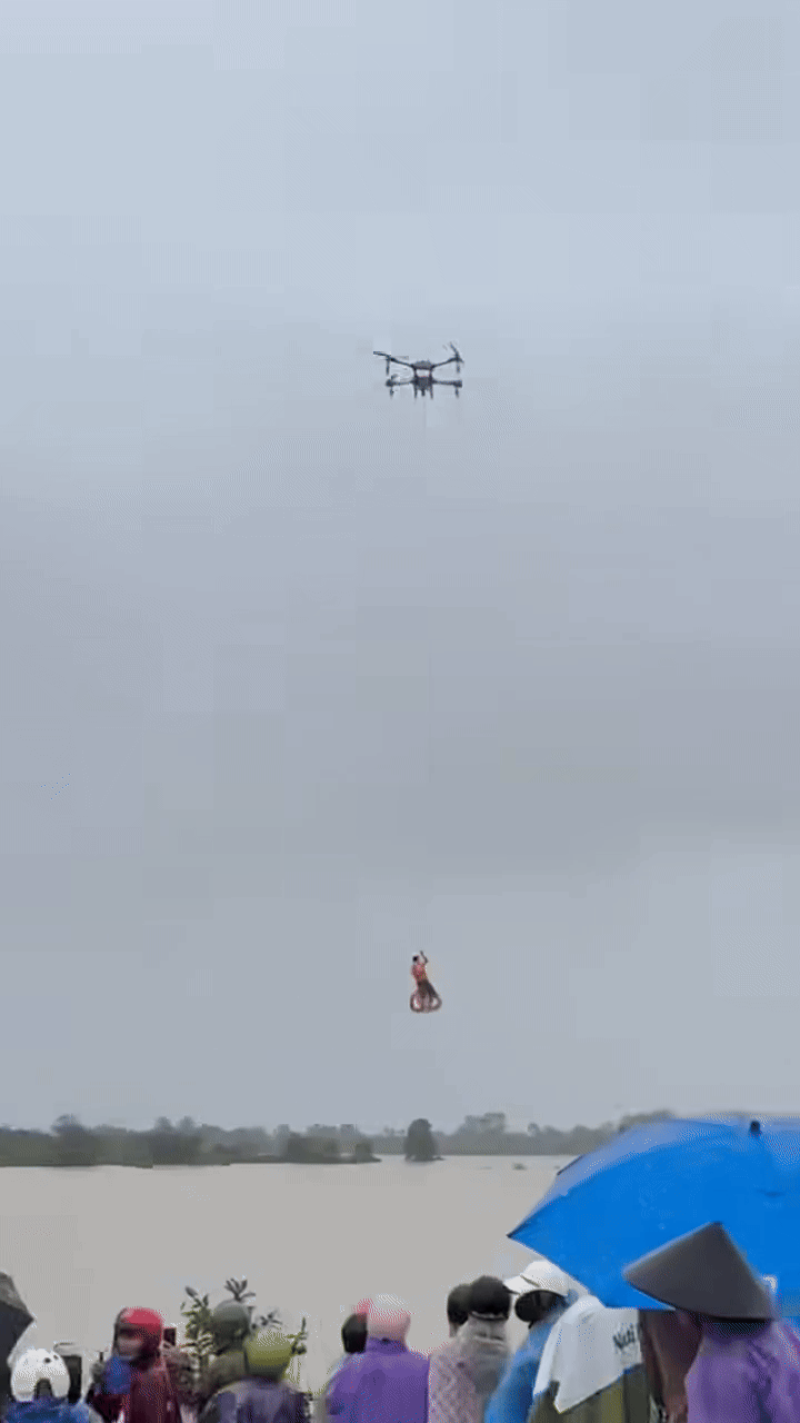 Lực lượng chức năng và người dân đã dùng máy bay không người lái cứu người đàn ông bị lật thuyền.