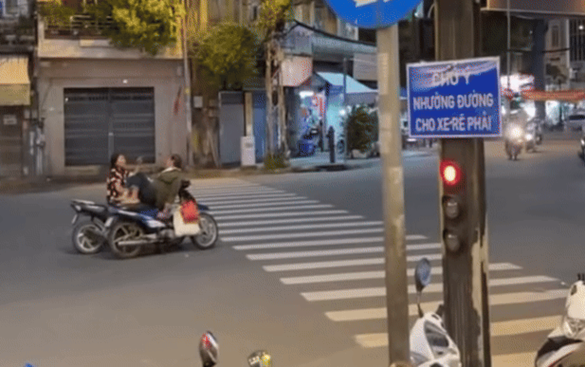 Đôi nam nữ có hành động khó coi giữa phố.