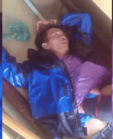 Anh Điệp tiến hành sơ cứu cho anh Thanh Trọng.