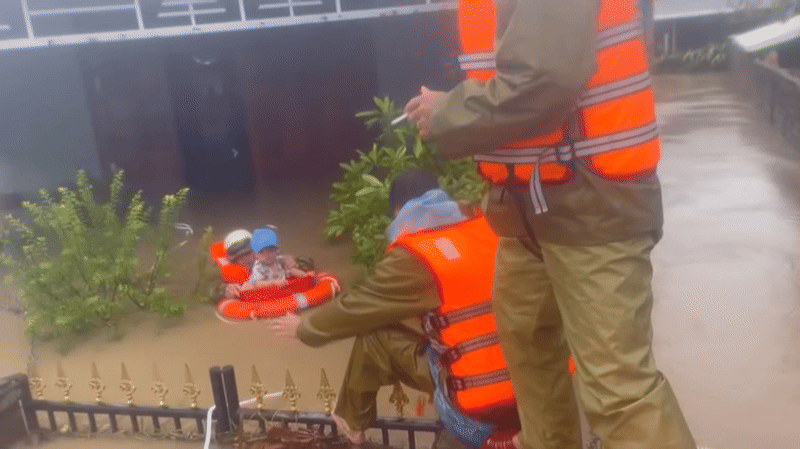 Lực lượng chức năng không quản nguy hiểm đảm bảo an toàn cho người dân.