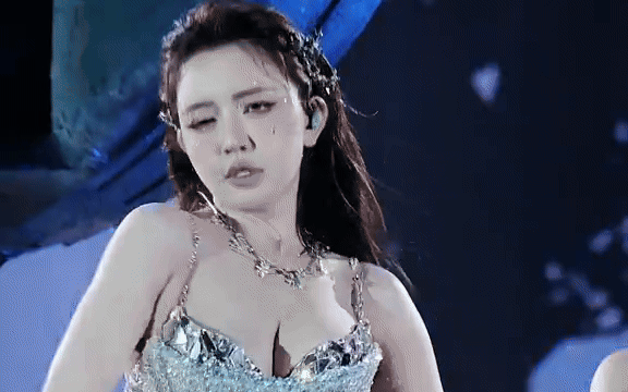 Bích Phương diện đồ lấp ló vòng một khiến khán giả 'bỏng mắt' Ảnh 2