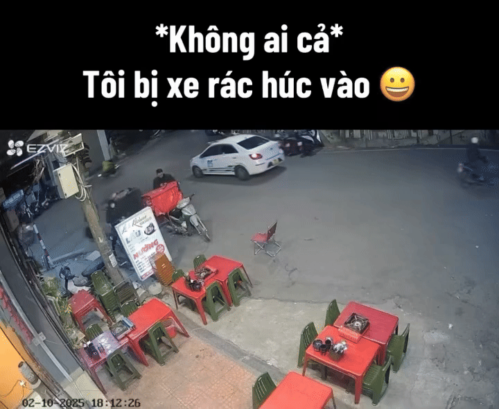 Khi cô gái tưởng rằng không có chuyện gì xảy ra và tiếp tục thong dong bước đi, xe rác bất ngờ lao thẳng vào cô gái. Ảnh cắt từ clip