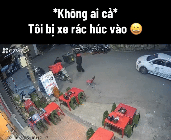 Lúc đầu, khi thấy xe rác di chuyển, cô gái đã có ý định né xa. Ảnh cắt từ clip