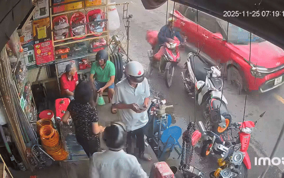 Cả xe máy lẫn người đàn ông bị ngã ra đường sau cú đạp. Ảnh cắt từ clip