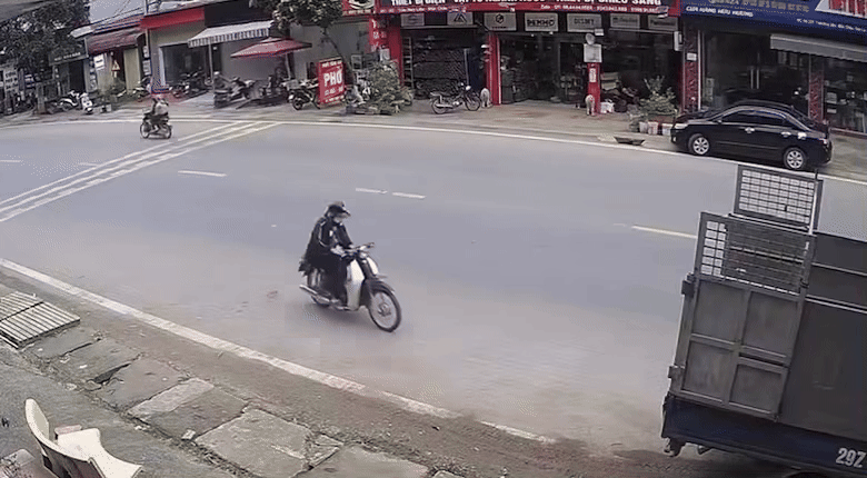 Nam thanh niên không chú ý nhìn đường nên đã đâm sầm vào xe tải dừng bên đường.