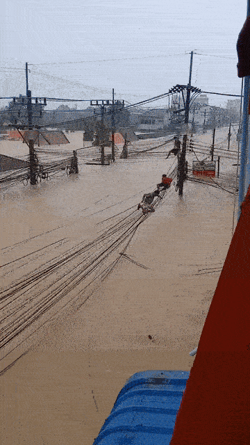 Người dân liều mình đi trên dây điện để thoát thân giữa dòng lũ khiến mạng xã hội xôn xao Ảnh 3