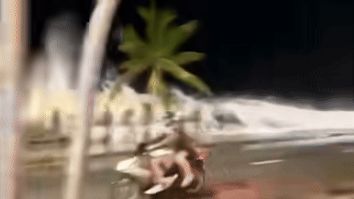 Sóng biển dâng cao, đánh lên mặt đường ở Nha Trang.