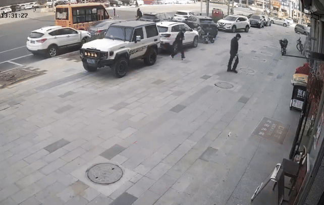 Cặp vợ chồng bị thổi bay xấp tiền hơn 100 triệu xuống đường, phản ứng của người dân gây xôn xao Ảnh 3