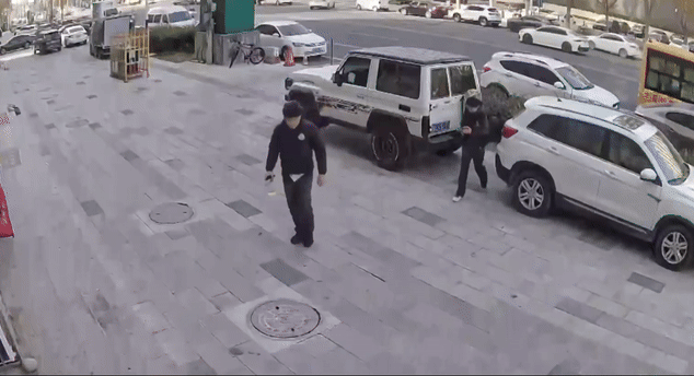 Cặp vợ chồng bị thổi bay xấp tiền hơn 100 triệu xuống đường, phản ứng của người dân gây xôn xao Ảnh 2