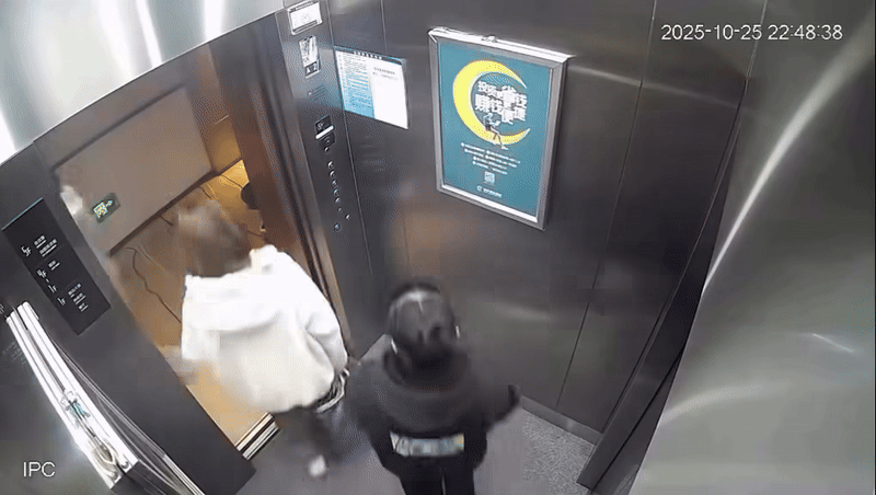 Trong lúc bấm số tầng, cô gái không may làm rơi chiếc điện thoại lọt xuống khe thang máy.