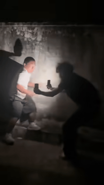 Clip: Đi một mình vào ban đêm, nam thanh niên gặp tình huống không ai nghĩ đến Ảnh 2