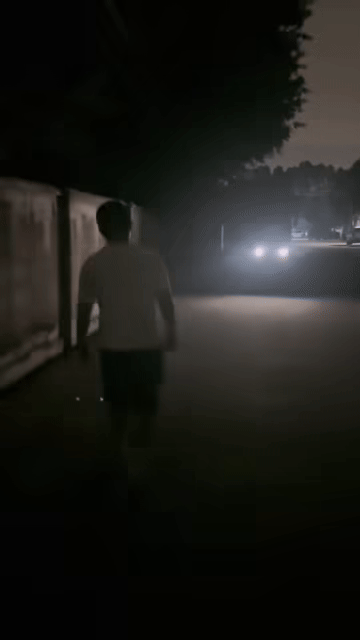 Clip: Đi một mình vào ban đêm, nam thanh niên gặp tình huống không ai nghĩ đến Ảnh 1