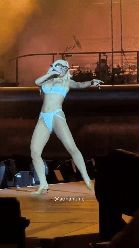 Nữ ca sĩ gây sốc khi diện bikini 2 mảnh lên sân khấu, đoạn clip biểu diễn hút gần 50 triệu lượt xem Ảnh 2