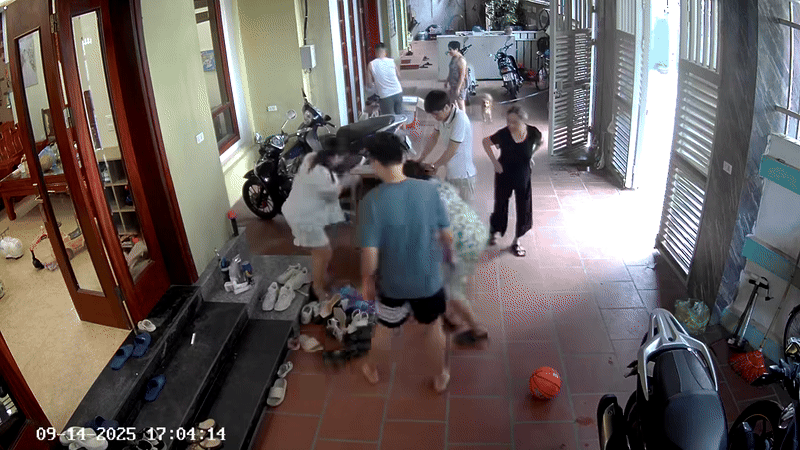 Cô con dâu thấy con chuột trong tủ giày nên sợ hãi, không may bị té ngã. Ảnh cắt từ clip