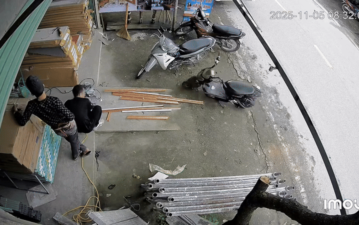 Chiếc xe đạp điện tự lao vào nam thanh niên. Ảnh cắt từ clip