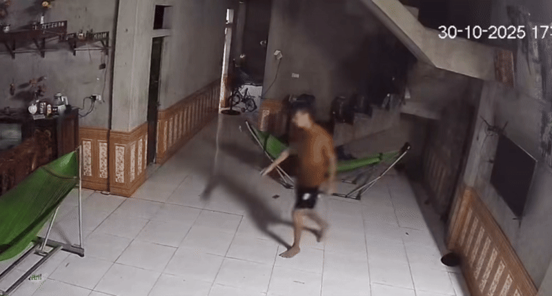 Sàn nhà trơn khiến bố không may té ngã. Ảnh cắt từ clip