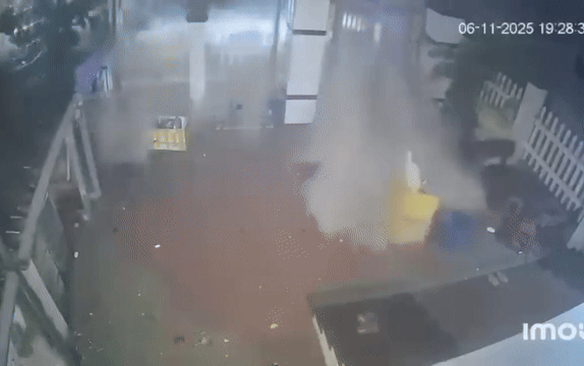 Sóng biển tràn vào nhà dân 