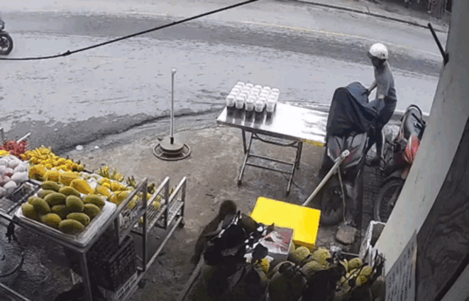 KKhoảnhkhawcs anh chồng làm đổ bàn chè. Ảnh cắt từ clip. (Nguồn: Ngọc Phượng)