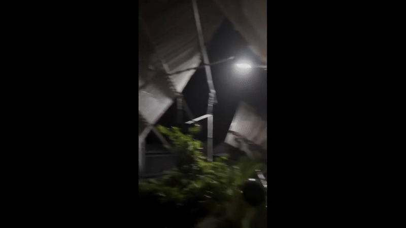 Gió lốc làm ngôi nhà bay mái tôn ở thôn Háo Lễ, xã Tuy Phước Bắc (tỉnh Gia Lai). Nguồn: Gia Nghĩa