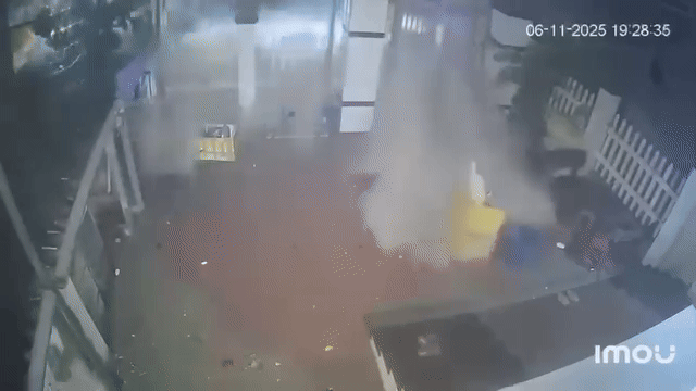 Sóng biển đánh vào nhà dân. Ảnh: VnExpress